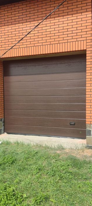 Гаражні секційні ворота відкатні розпашні ворота автоматика Нововолинс