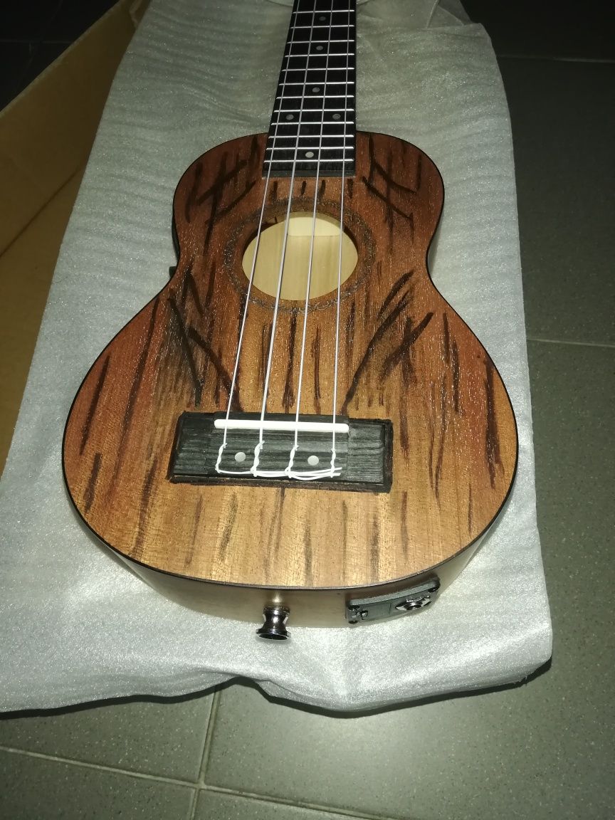 ukulele soprano elétrico decorado