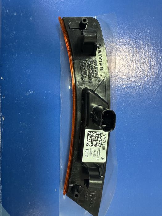 Rivian нові оригінальні катафоти PT00002118-H PT00002115-H