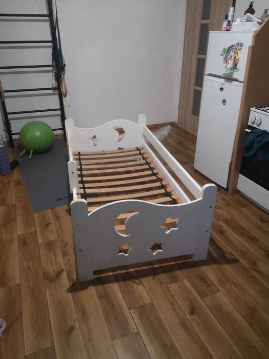 łóżko dziecięce 160x80 ozdobione motywem księżyca i gwiazd