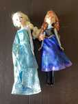 2 bonecas Frozen - Ana e Elsa