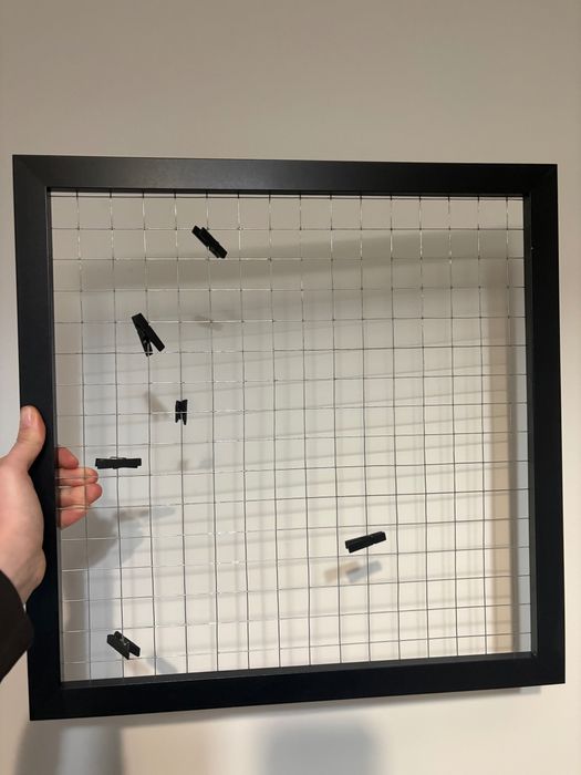 Ramka kratka metalowa w środku drewnianej obudowy organizer