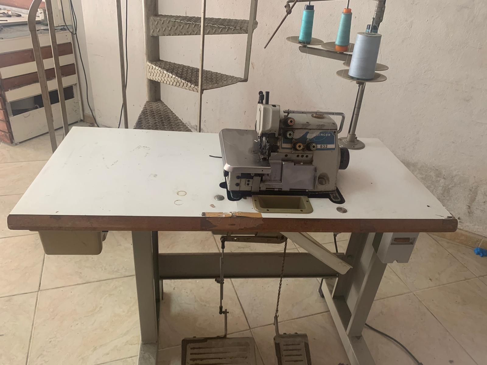 Máquina de corte e cose Singer