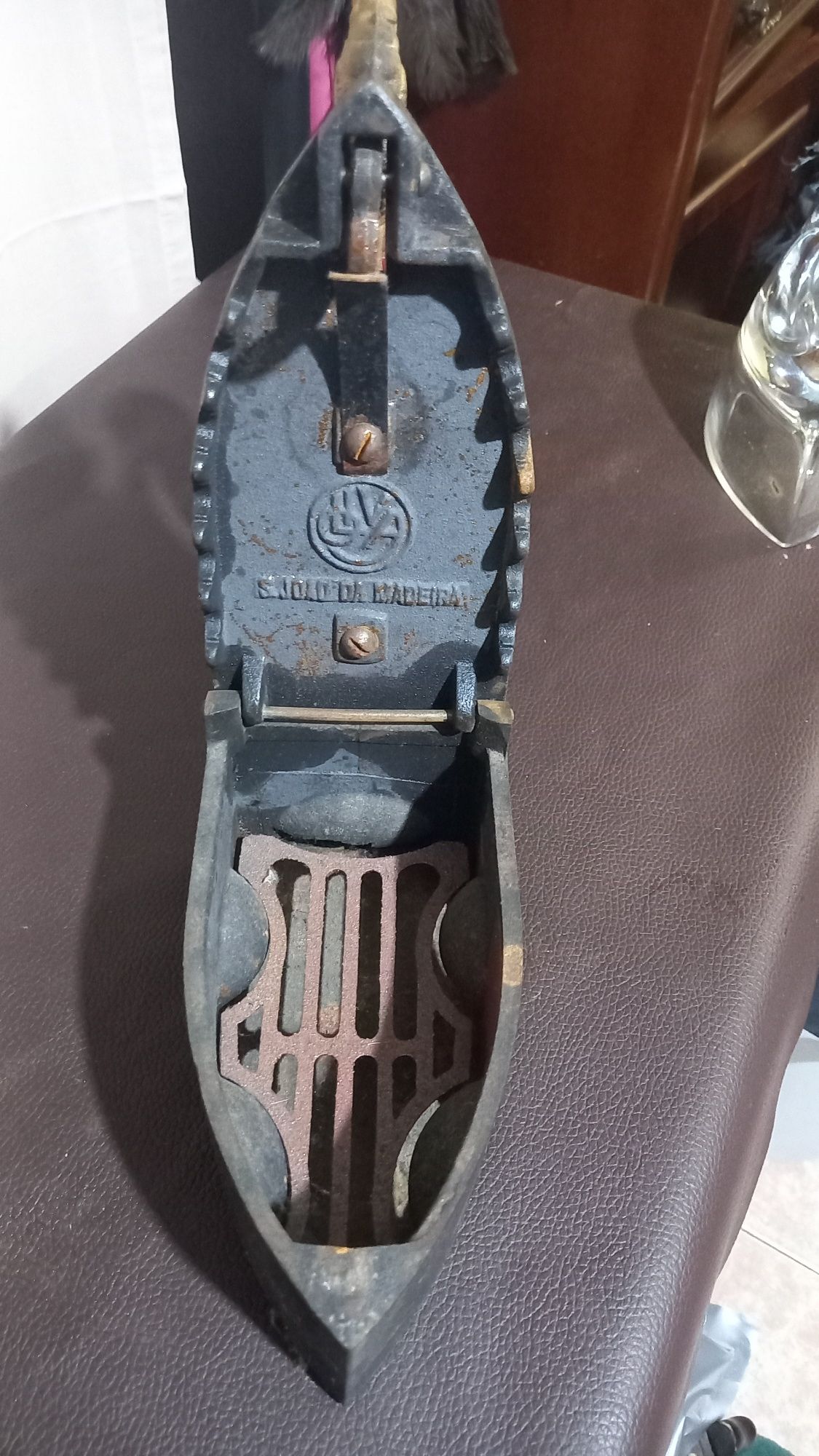 Ferro a carvão antigo com design unico
