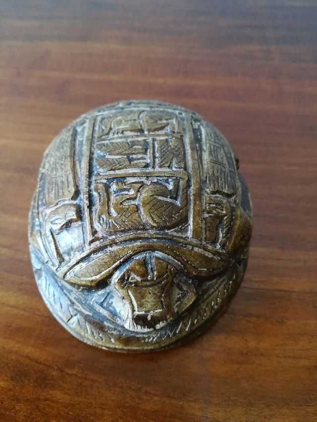 Escaravelho egípcio em pedra