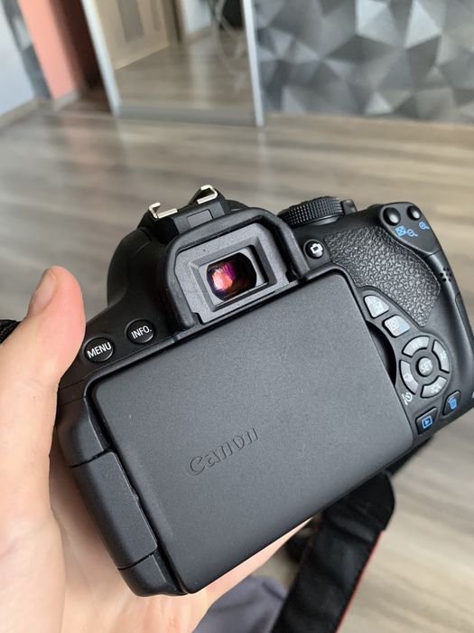Фотоапарат Canon Eos 700d + kit EF-S 18-55 STM