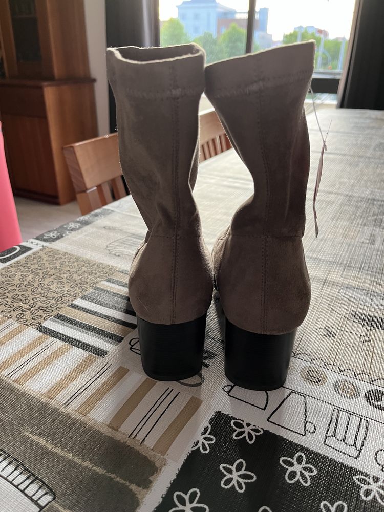 Botas, nova com Etiqueta lindas e elegantes.