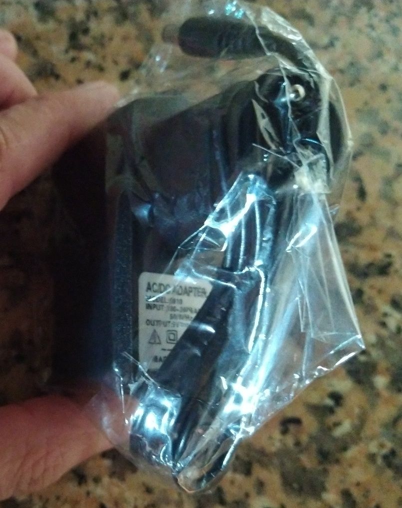 Adaptador de corrente 9 V 1 A. Novo