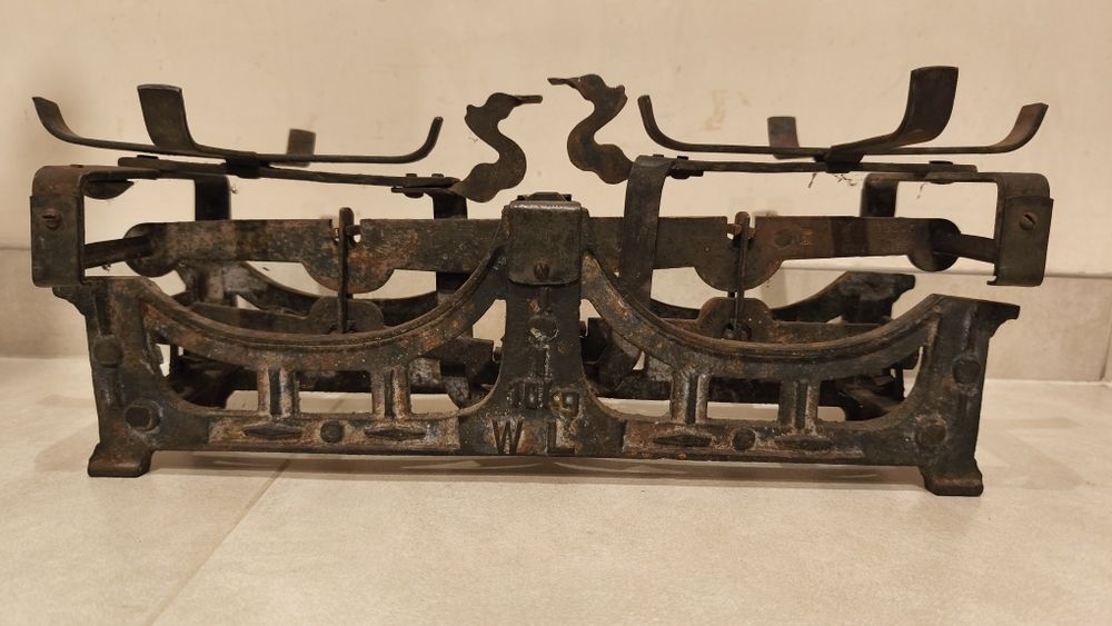 Stara waga szalkowa.