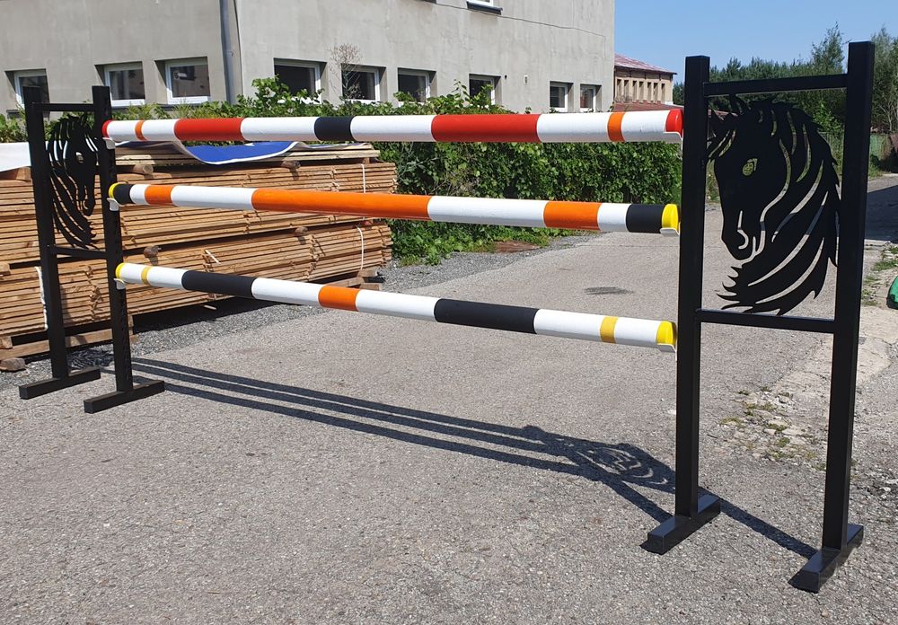 Przeszkoda jeździecka – 2 stojaki z panelem konia, 3 drągi 3m, kłódki