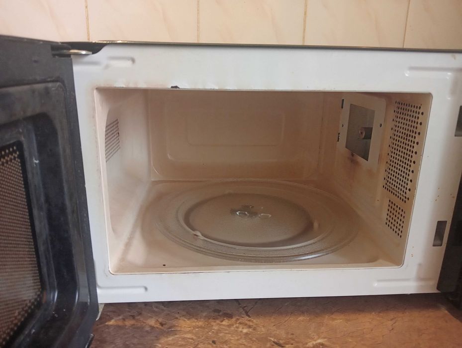 Мікрохвильова піч Grunhelm 20MX701-B