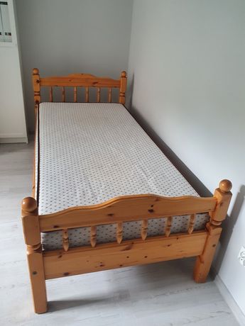 Łóżko drewniane, materac 90 na 200