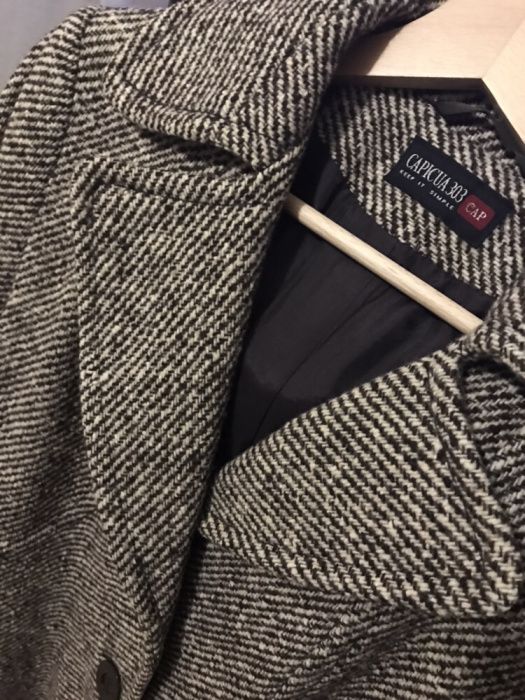 Sobretudo médio em tecido de lã em espiga, côr castanho, marca Capicua