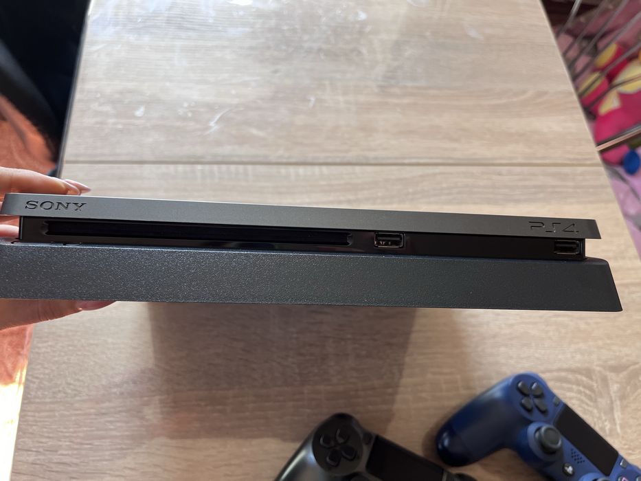 PS4 4 slim 1Tb + 2 джойстика, 3 гри та підставка у подарунок