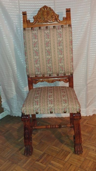 Komplet mebli. Stół i krzesła