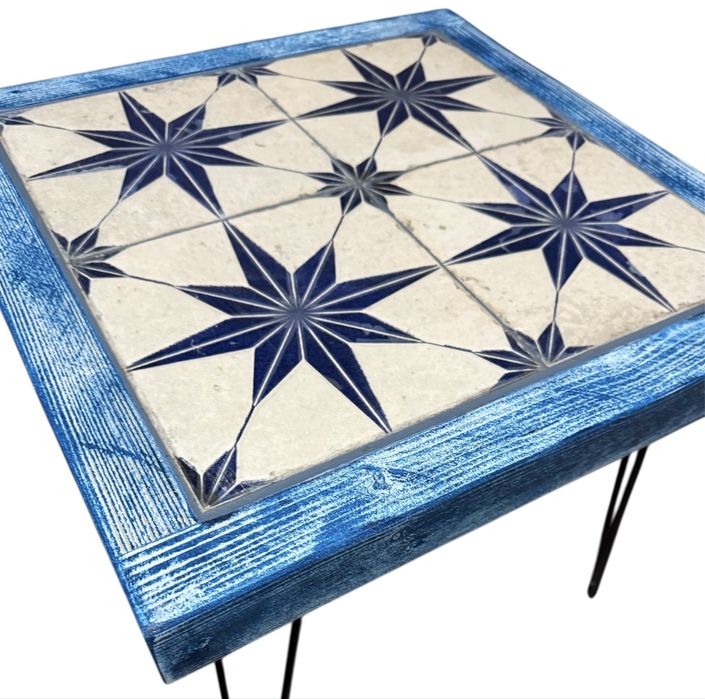 Stolik kawowy z drewna i płytek ceramicznych 48x48 z motywem gwiazdy