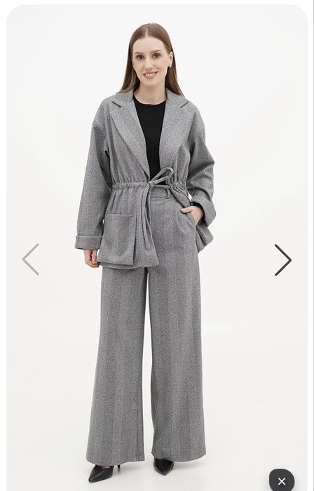 Жіночий сірий костюм EQUILIBRI