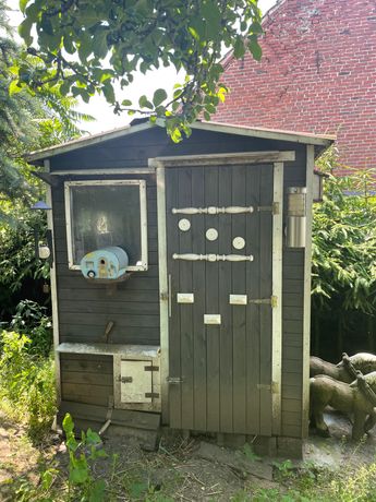Kurnik ocieplony - dodatkowe drzwi letnie dla kurek