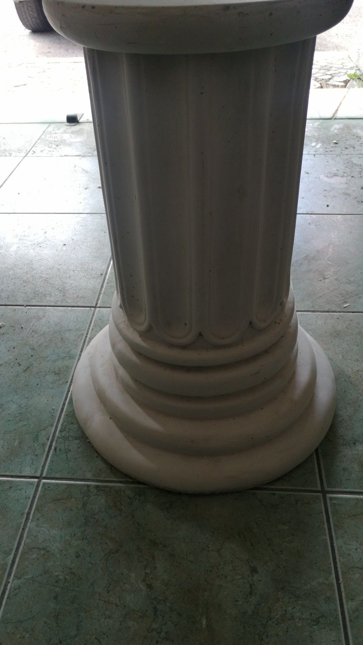 Coluna em cerâmica branca usada