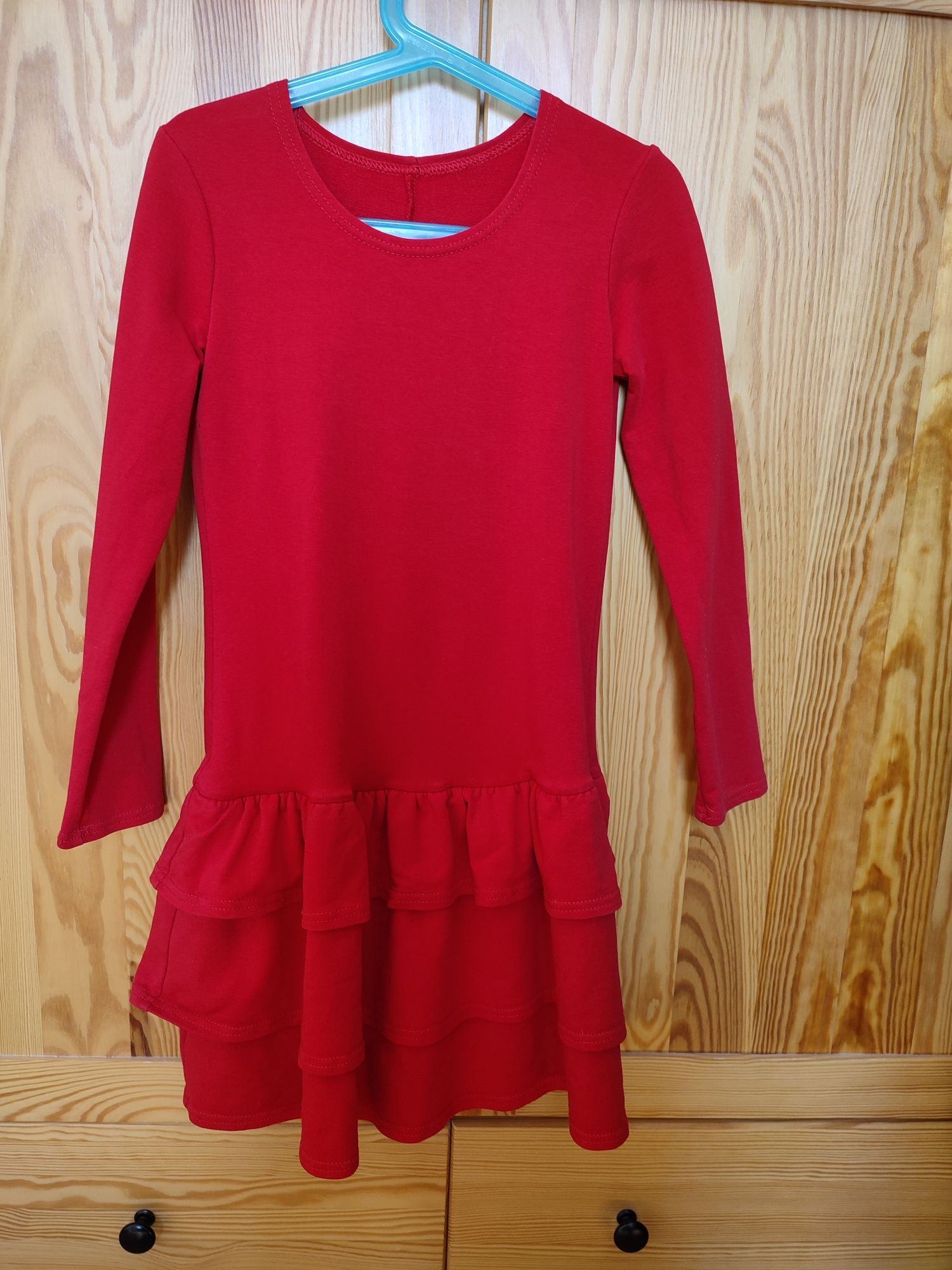 Sukienka czerwona z falbankami 128