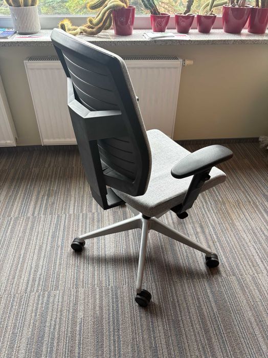 Fotele biurowe firmy PROFIM obrotowe ergonomiczne ilość 20 sztuk