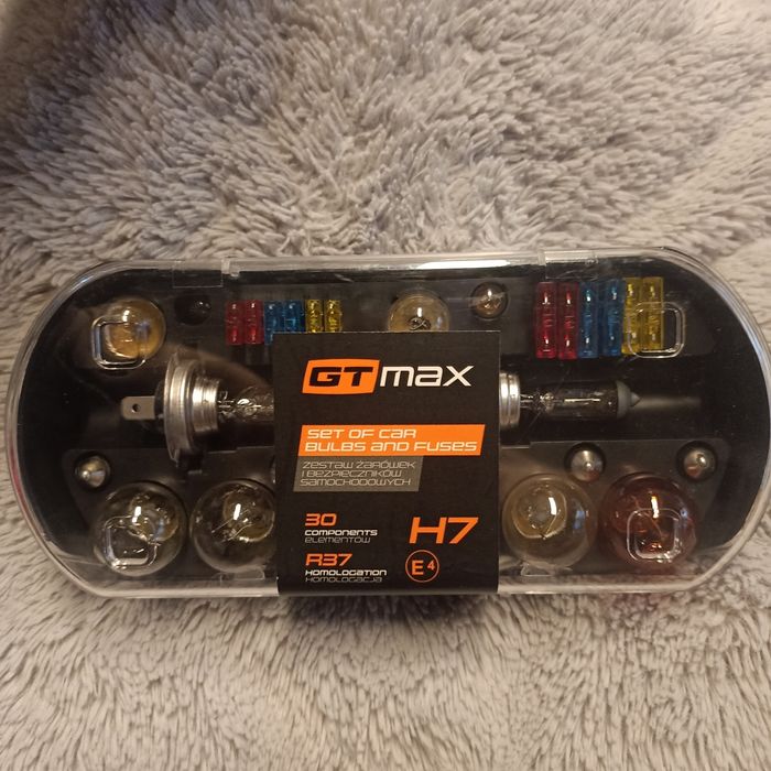 Zestaw żarówek i bezpieczników samochodowych