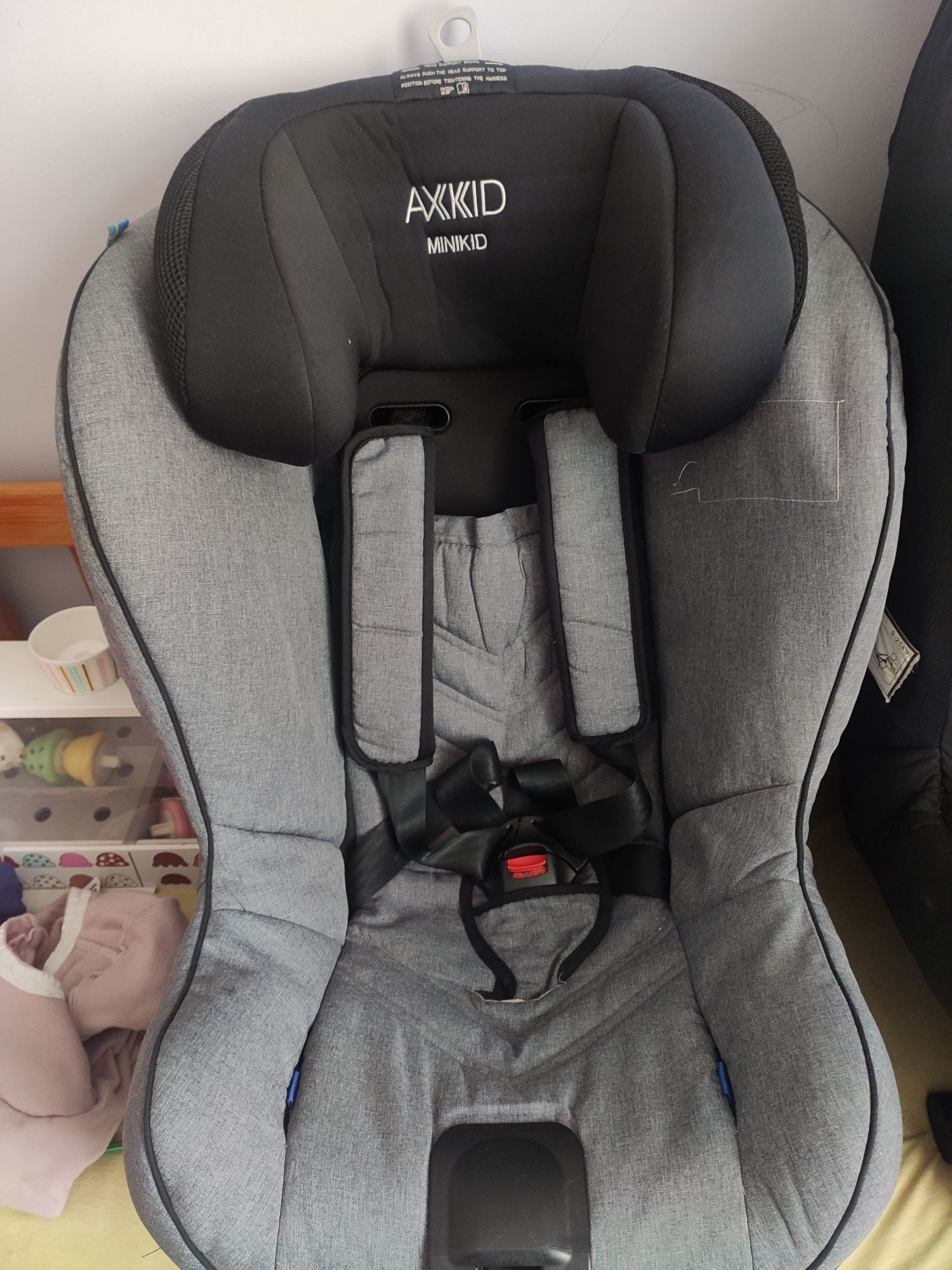 Axikid minikid 2.0 fotelik samochodowy RWF tyłem