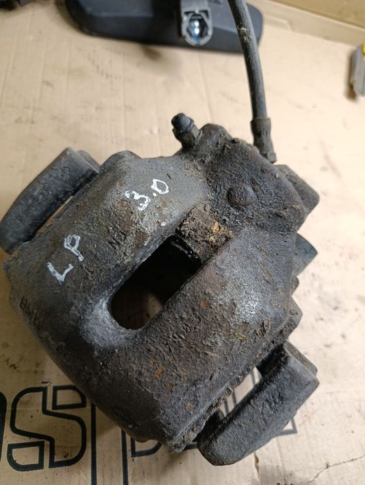 BMW X5 E53 lift m57d30 - zacisk hamulcowy lewy przód
