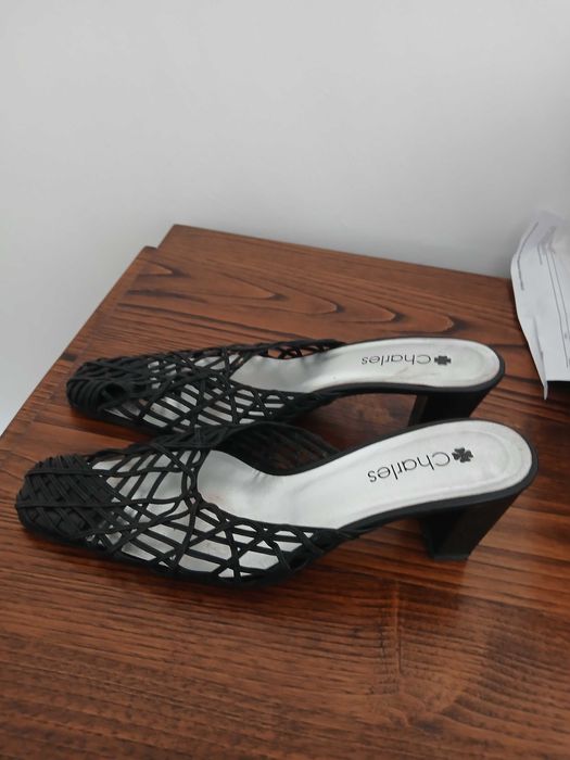 Sandália Charles em optimo estado