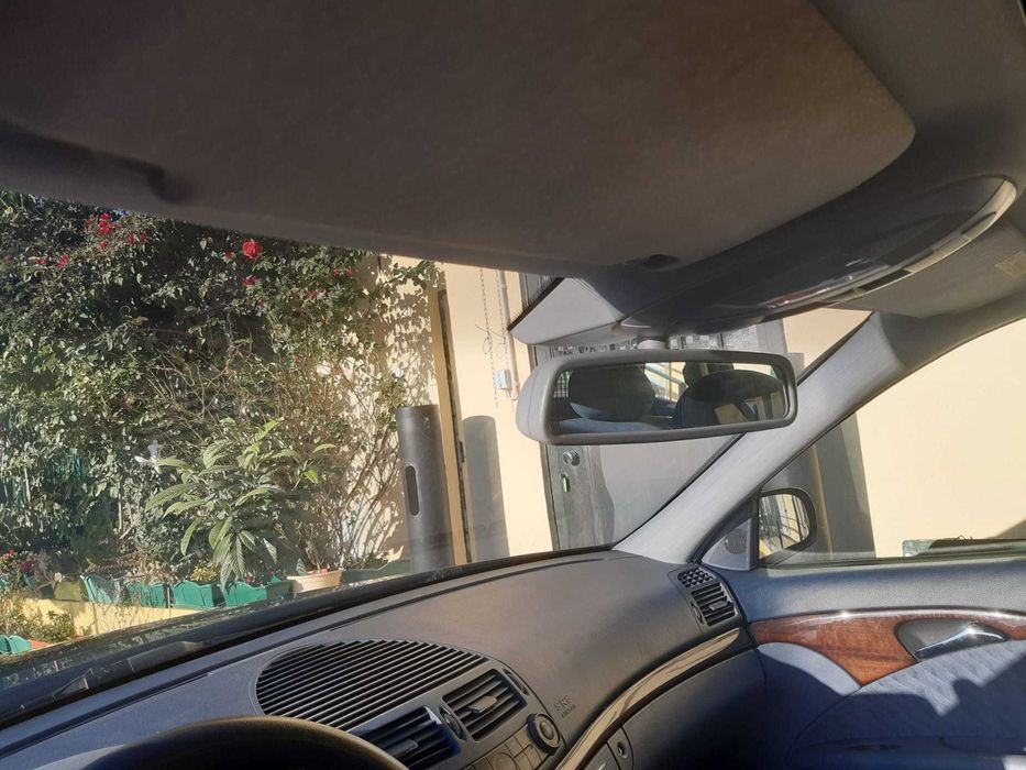 "Mercedes-Benz 220: Elegância e Performance ao Seu Alcance!"