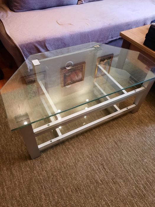 Продам кутовий столик у гарному стані.