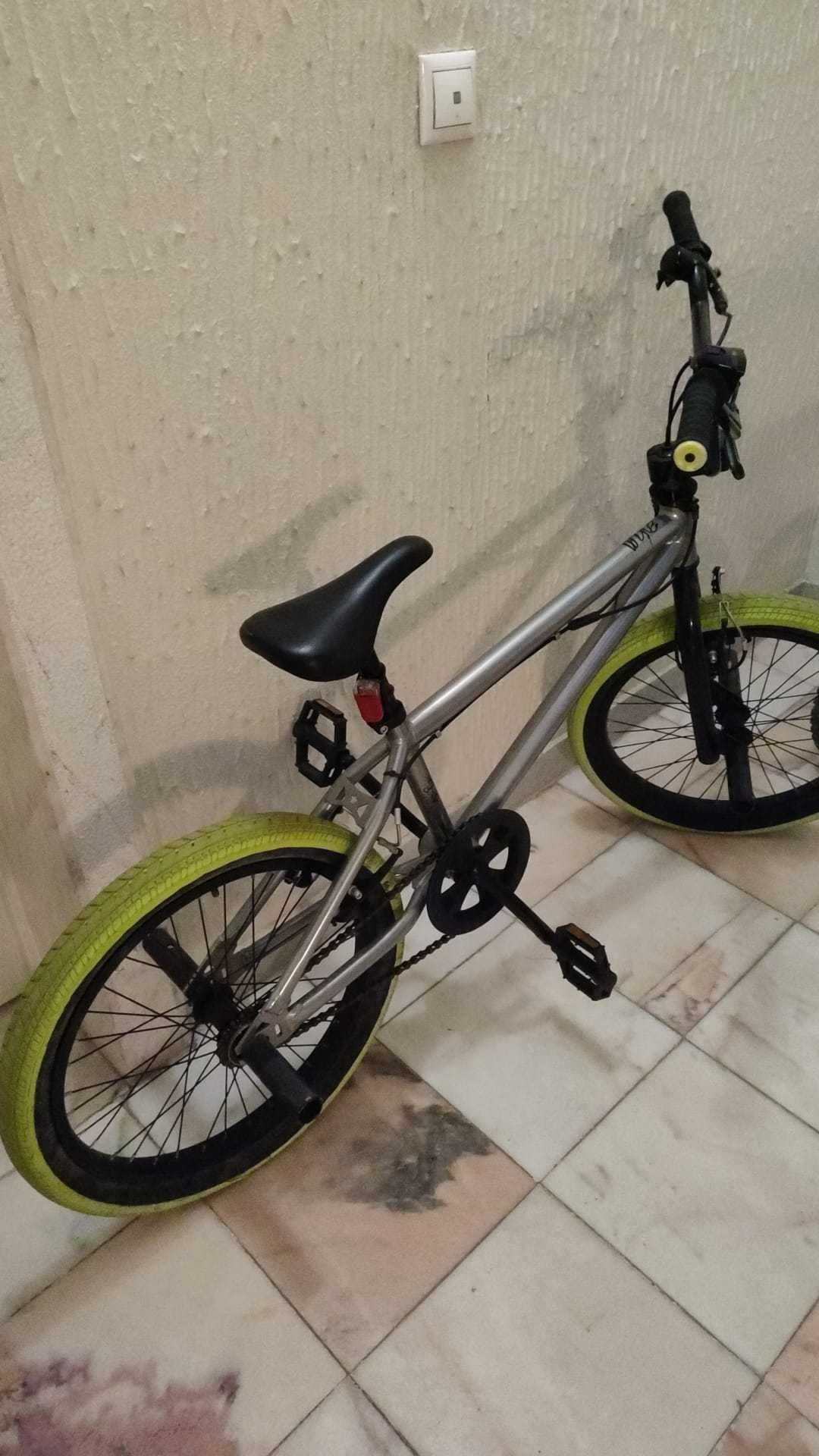 Bicicleta pouco uso