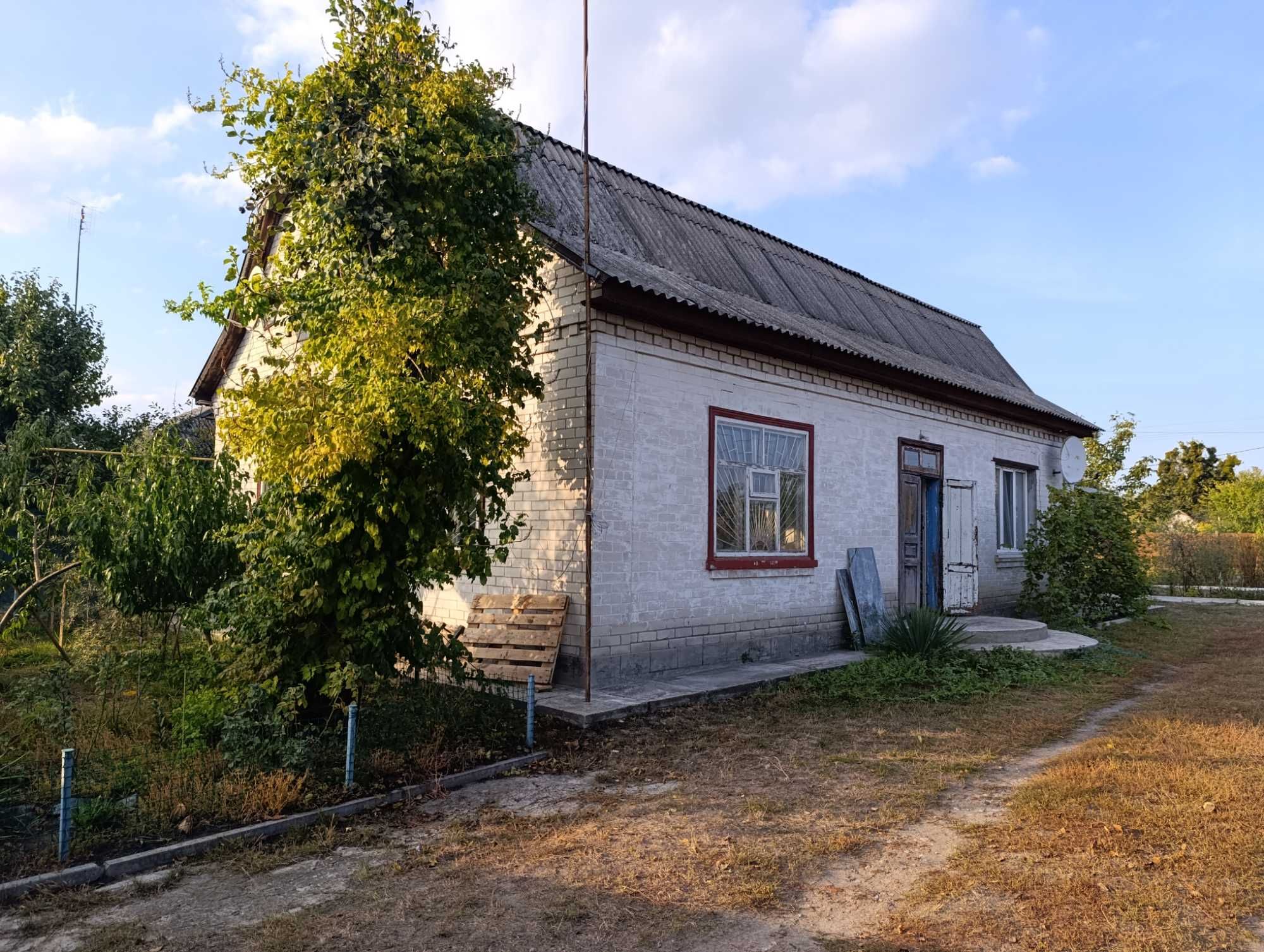Продаж великого будинку в Мошнах по центральній вулиці