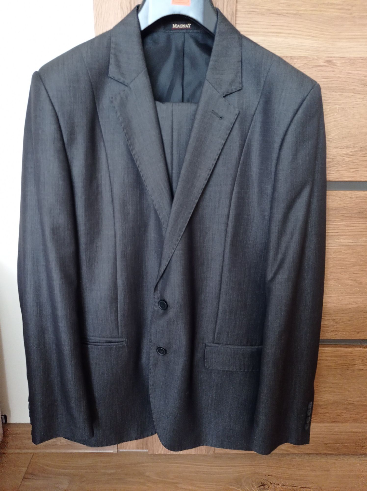 Elegancki Garnitur męski .