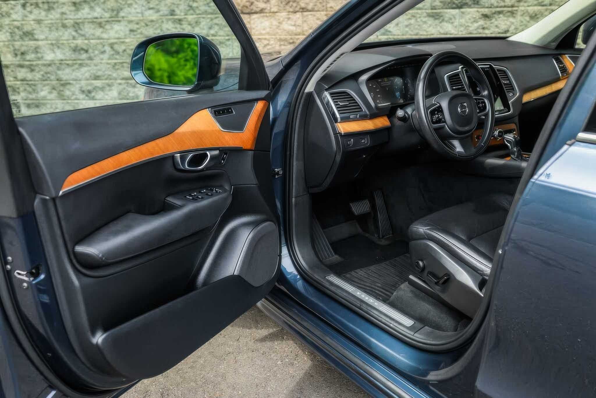 2021 Volvo XC90 T6 Momentum 7-Passenger AWD