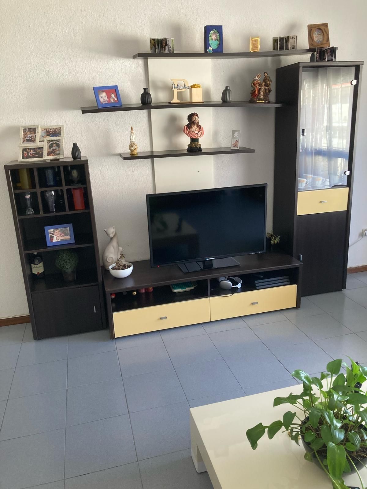 Mobilia de sala com móvel tv, aparador, mesa

Composta por:
Aparador
M