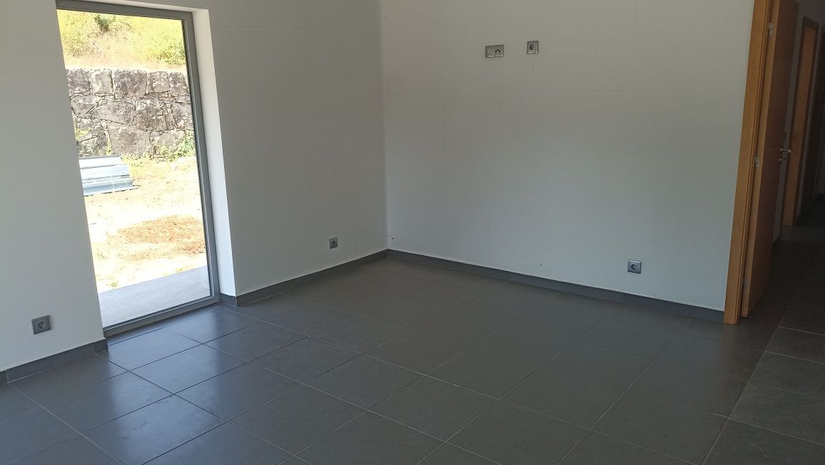 Arrenda-se Pavilhão/Industria c/logradouro e espaço opcional