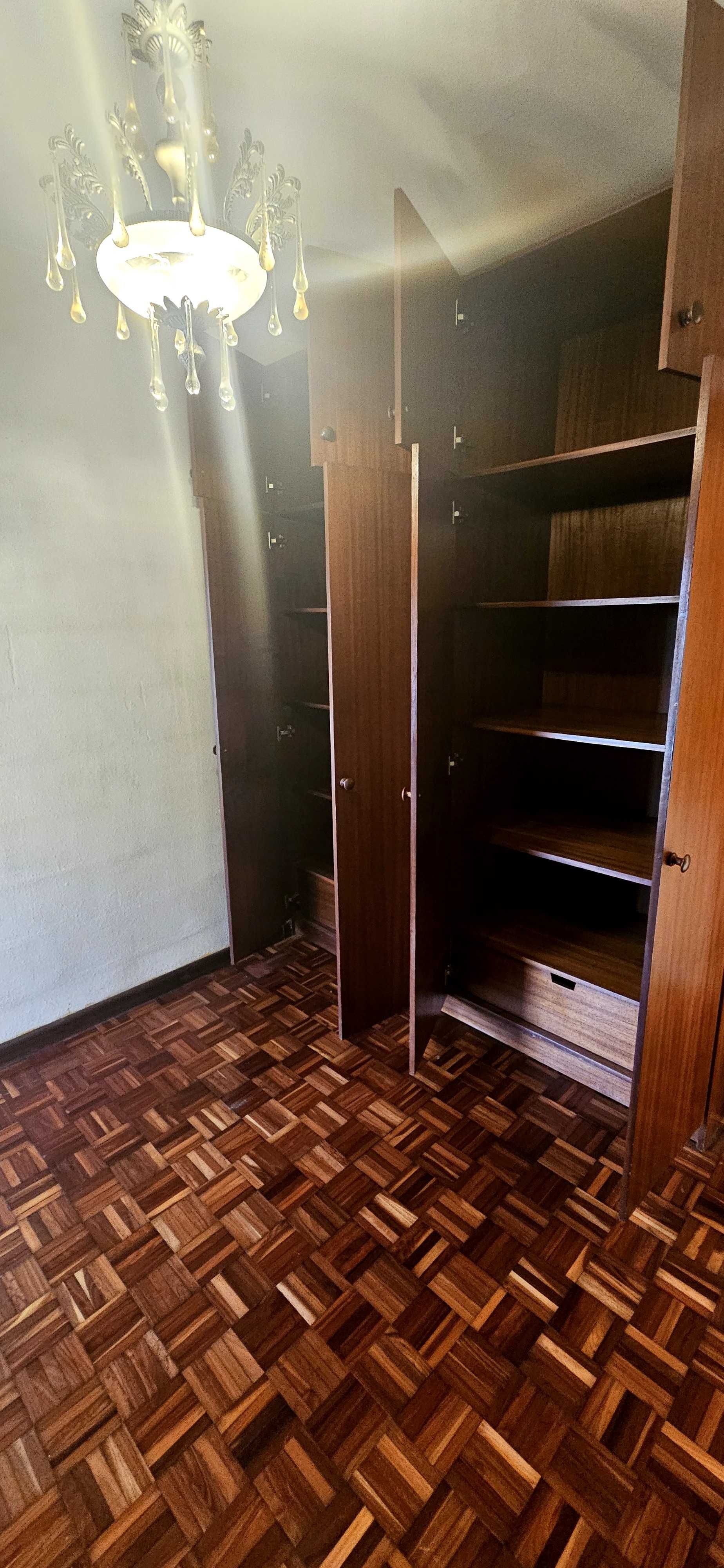 Roupeiro de quarto de madeira