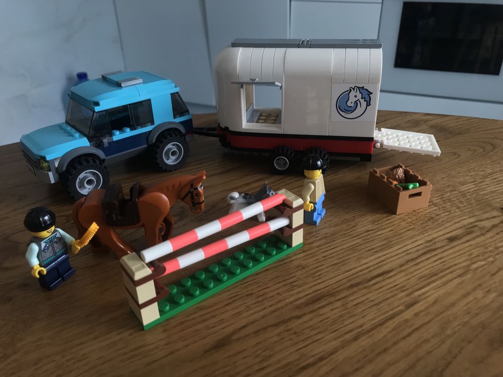 Конструктор LEGO City Фургон для лошадей (60327)