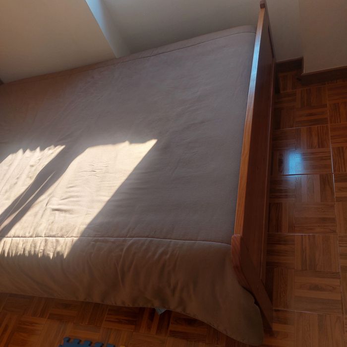 Cama de casal em madeira maciça,  com colchão e 2 mesas de cabeçeira