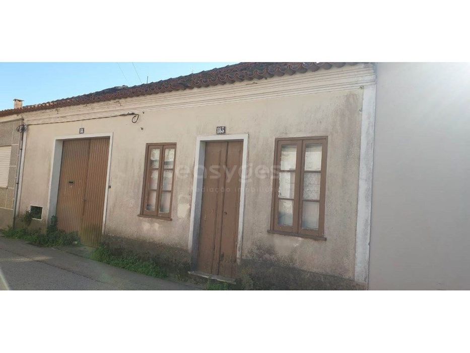 Moradia para reabilitação total situada em Mataduços, Esgueira