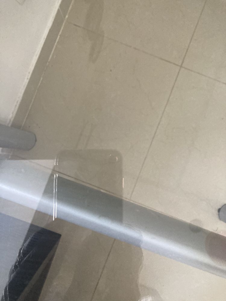 szklanu stół z krzeslami