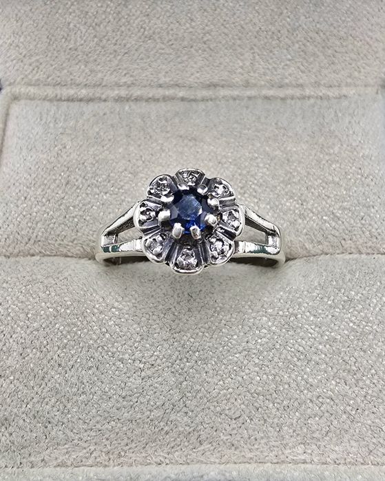 Złoty pierścionek z szafirem i diamentami