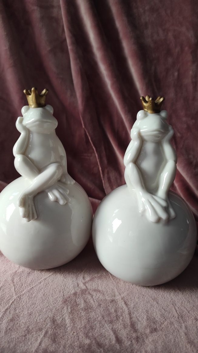 Komplet x 2 żabi król na kuli z białej porcelany/szkło