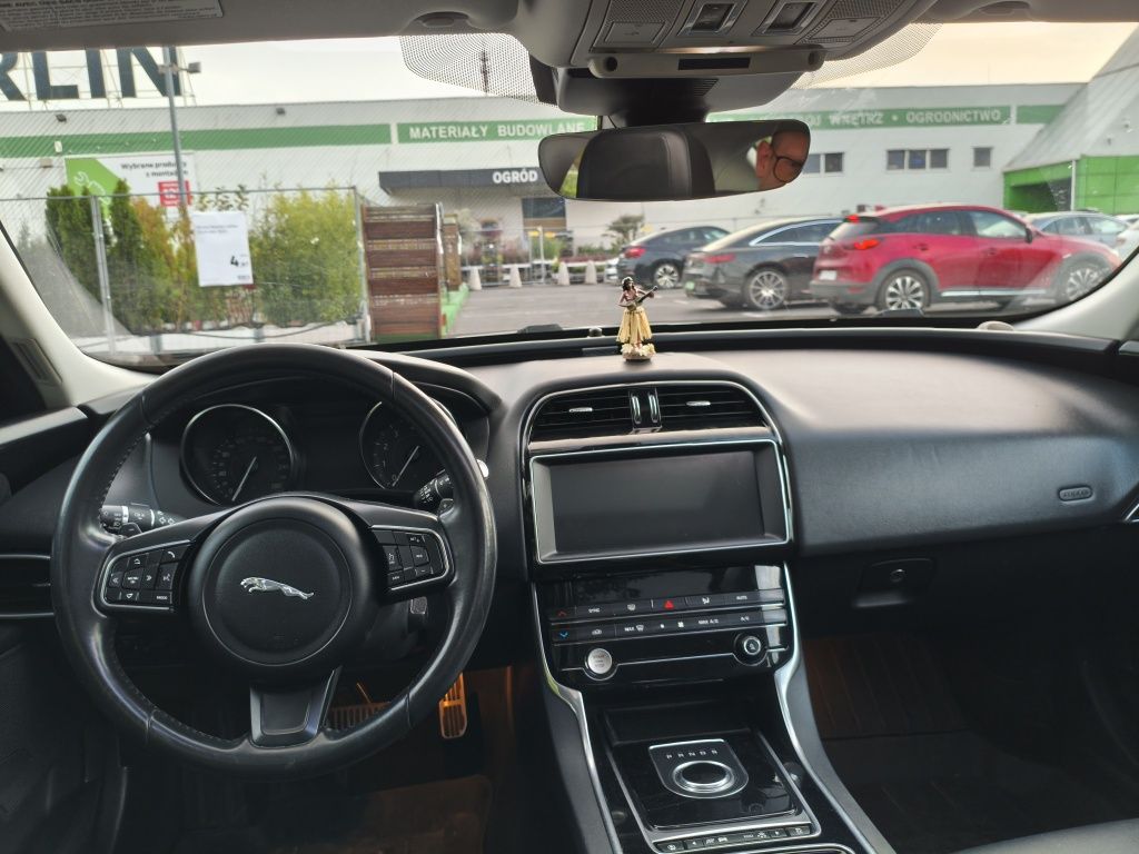 Jaguar Xe ,2.0 250koni, automat ,2019
