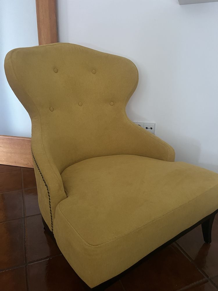 Cadeirao amarelo + repousa pes