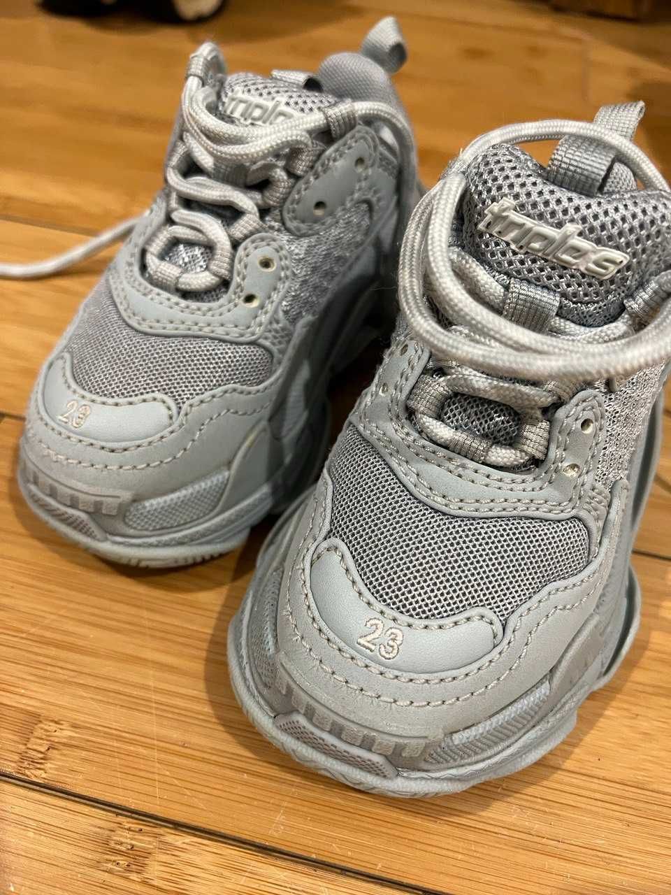 Дитячі кросівки Balenciaga Kids ‘Triple S’ sneakers сірі оригінал