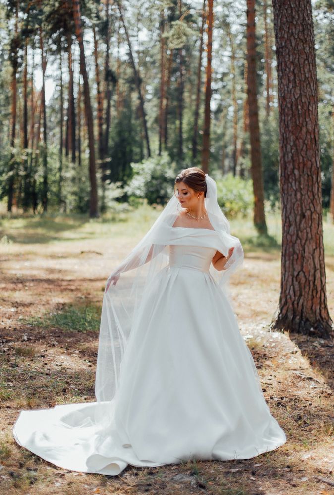 Весільна сукня Milla Nova з відкритими плечима і довгим шлейфом