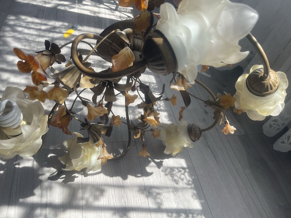 Люстра потолочна, вживана, все працює, на 5 лампочок.