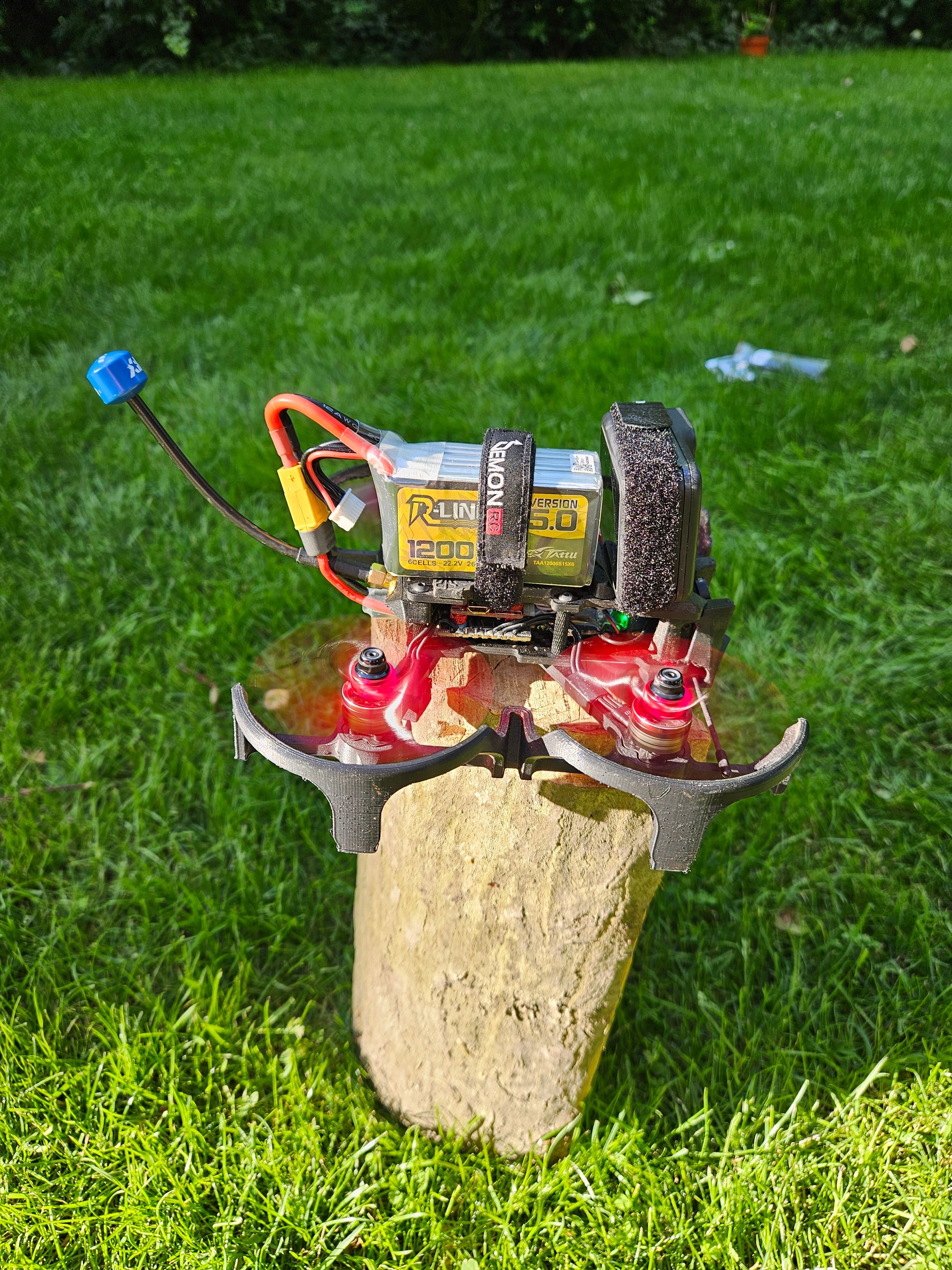 Dron FPV Cinewhoop na ramie Ethix Cinerat i topowych częściach.